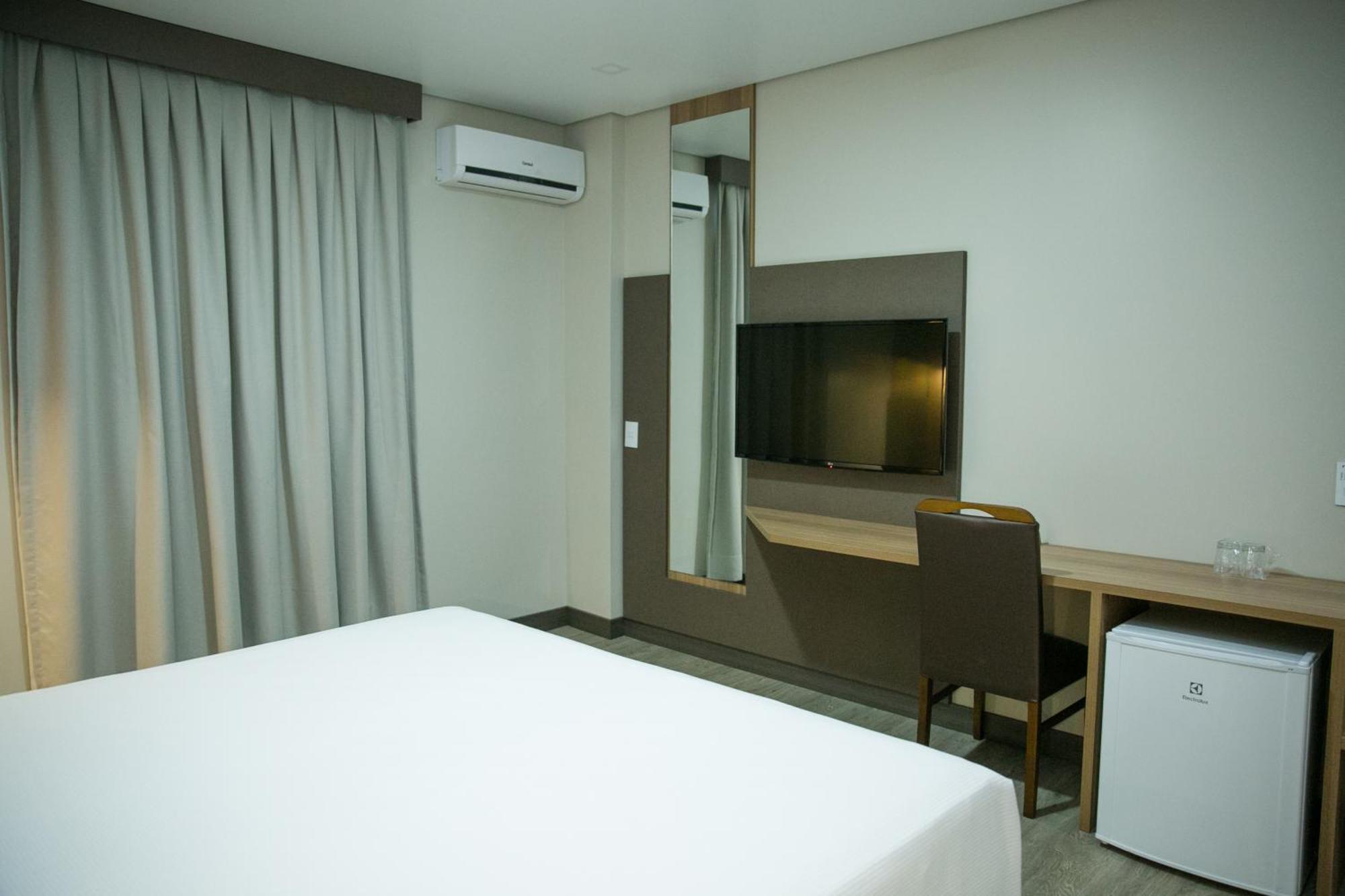 Bello Hotel Toledo  Bagian luar foto