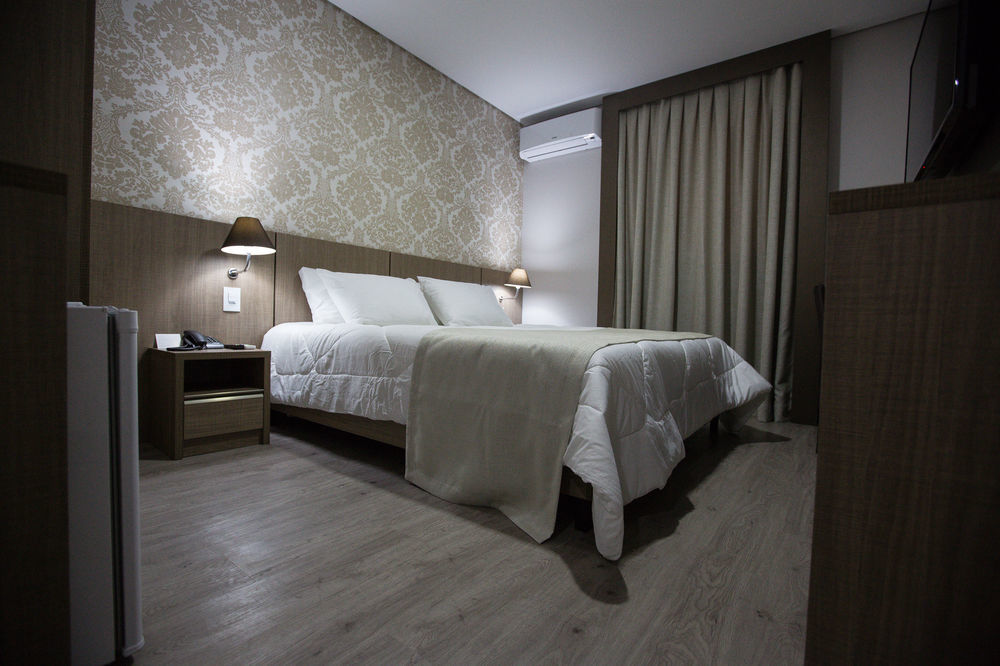 Bello Hotel Toledo  Bagian luar foto